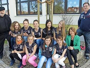 (vorne, v.l.): Nicole Linde, Jacqueline Schießer, Madlen Schießer und Vivien Beck sowie (hinten, v.l.) Antonia Neumann, Hanna Kuhn, Olivia Stichler, Luisa Vogel und Jenny Beck mit Rektorin Sonja Then (vorne r.), Trainer Peter Iberl (hinten l.) , Lehrer Thomas Lenz. Foto: Stefan Geiger