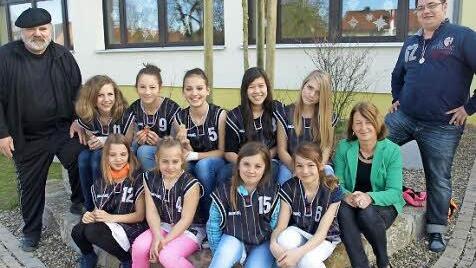 (vorne, v.l.): Nicole Linde, Jacqueline Schießer, Madlen Schießer und Vivien Beck sowie (hinten, v.l.) Antonia Neumann, Hanna Kuhn, Olivia Stichler, Luisa Vogel und Jenny Beck mit Rektorin Sonja Then (vorne r.), Trainer Peter Iberl (hinten l.) , Lehrer Thomas Lenz. Foto: Stefan Geiger