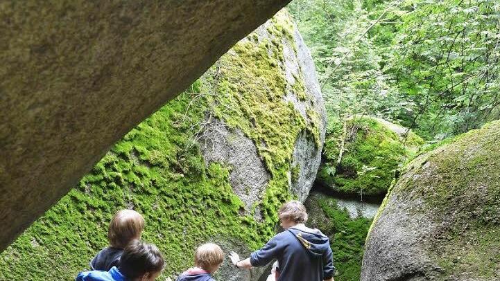 Unterwegs im Felsenlabyrinth der Luisenburg in Wunsiedel Foto: Ronald Rinklef