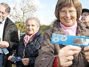 Auch Natur pur gab es zu erleben. Regina Soba staunt, wie sich Pflanzen verändern, wenn man sie unter der Lupe betrachtet