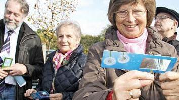 Auch Natur pur gab es zu erleben. Regina Soba staunt, wie sich Pflanzen verändern, wenn man sie unter der Lupe betrachtet