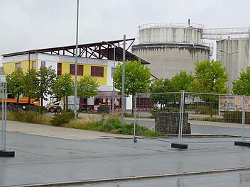 Der ehemalige Hela-Baumarkt in Kulmbach wird derzeit umgebaut. Im Frühjahr 2015 will der Renovierungsdiscounter Tedox in der Lichtenfelser Straße eine Filiale eröffnen. Foto: Dagmar Besand