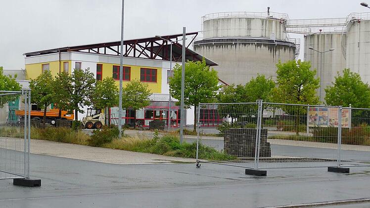 Der ehemalige Hela-Baumarkt in Kulmbach wird derzeit umgebaut. Im Frühjahr 2015 will der Renovierungsdiscounter Tedox in der Lichtenfelser Straße eine Filiale eröffnen. Foto: Dagmar Besand