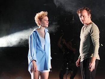 Noch haben sie sich nicht gefunden: Käthchen (Karen Dahmen) und Graf vom Strahl (Daniel Scholz) Fotos: Marion Bührle