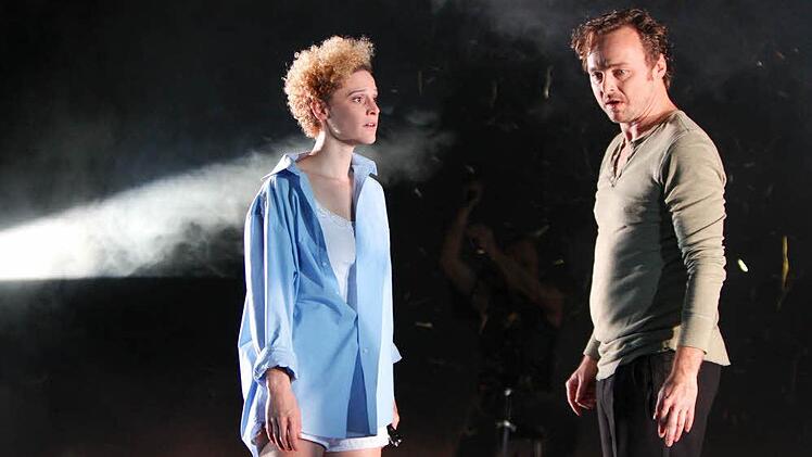 Noch haben sie sich nicht gefunden: Käthchen (Karen Dahmen) und Graf vom Strahl (Daniel Scholz) Fotos: Marion Bührle