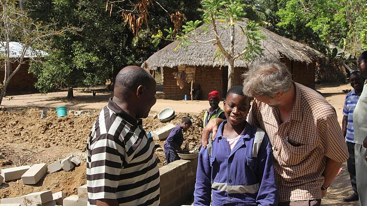 Stolz, mutig und doch scheu: Ein junger Maurerlehrling nimmt sich ein Herz und begrüßt Werner Friedel vom "Freundeskreis Pater Klaus".