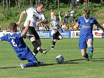 Stephan Jäger (weiß) erzielt das 1:0 für Brand II - der Anfang vom Ende des Pretzfelder Aufstiegstraums. Foto: Sebastian Baumann