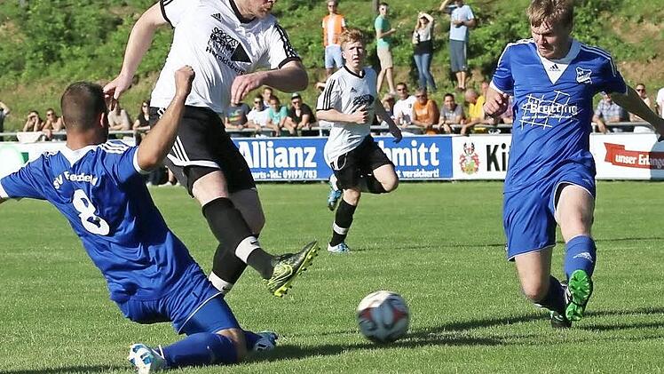 Stephan Jäger (weiß) erzielt das 1:0 für Brand II - der Anfang vom Ende des Pretzfelder Aufstiegstraums. Foto: Sebastian Baumann