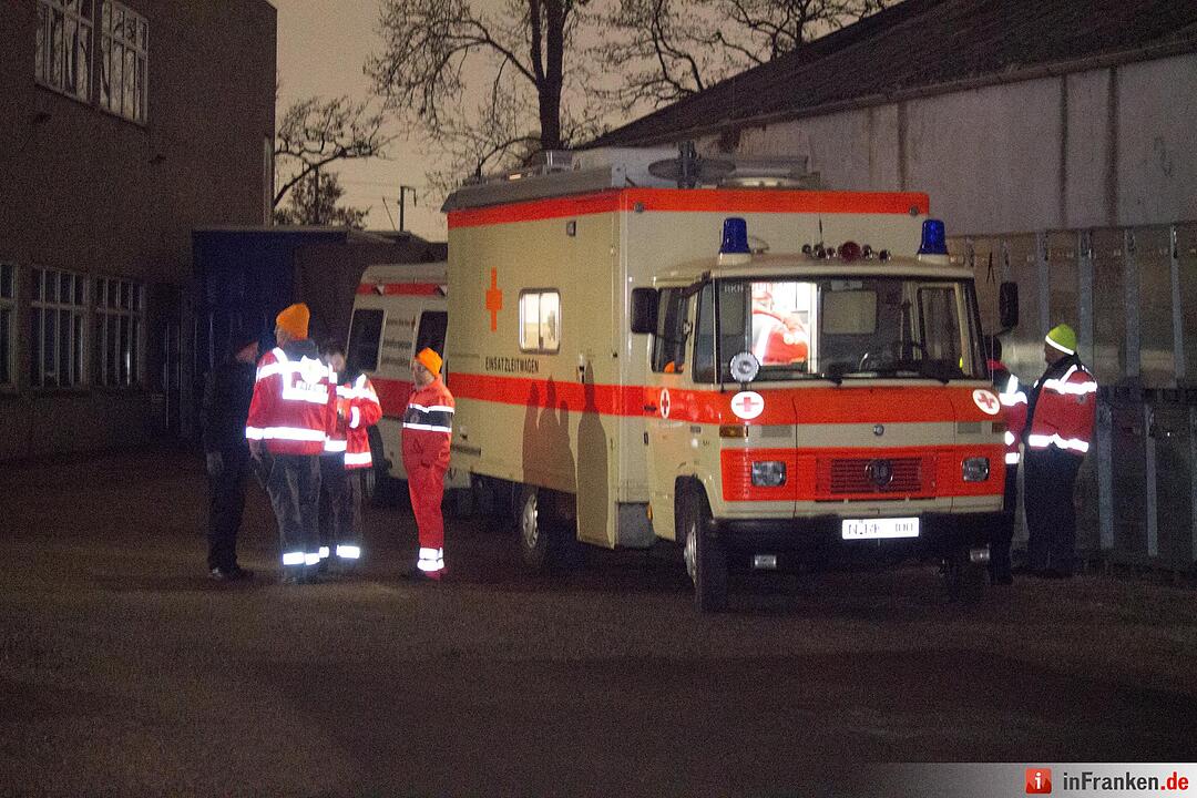 Bahnlinie zwischen Nürnberg und Fürth aufgrund von Oberleitungsschaden lahmgelegt - Einsatzkräfte müssen rund 350 Personen aus zwei Zügen evakuieren