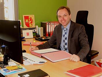 Er will Bürgermeister in Theres bleiben: Bürgermeister Matthias Schneider an seinem Arbeitsplatz in der Gemeinde.  Foto: Günther Geiling