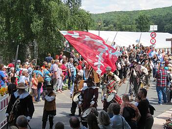 Feierlichkeiten zur 1300 Jahr-Feier in Euerdorf: Am Freitag, 13. Oktober, wird um 16 Uhr ein Gedenkstein enthüllt. Für die Festhelfer gibt es außerdem Gutscheine und eine Wanderung. Anmeldung ist ab sofort empfohlen.Doris Bauer