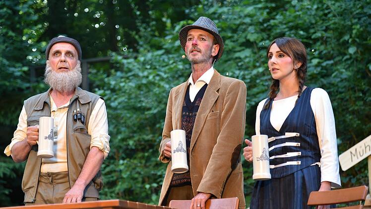 Im Biergarten diskutiert der Katzenmörder Georg Angermüller (Michael Jendis) mit Großmann (Stefan Dressel) und Anna (Burcu Karabulut). Foto: Gabi Arnold