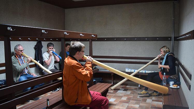 Im Workshop von Lies Beijerinck erleben die Teilnehmer, dass man ein Didgeridoo immer und überall spielen kann  -  auch in einer Umkleidekabine. Foto: Daniela Pondelicek