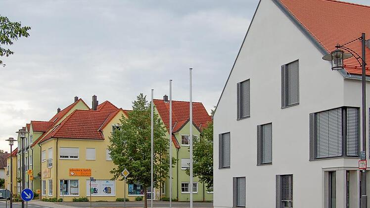 Im Kernort Buttenheim (hier in der Hauptstraße vor dem Rathaus) wurden die Straßenleuchten bereits auf LED-Technik umgerüstet. Nun sollen die Ortsteile folgen. Foto: Andrea Spörlein