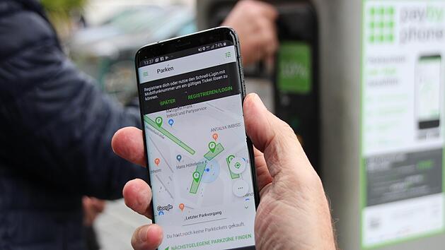 Münzen oder App: Mit beidem können  Autofahrer  in Forchheim nun Parktickets bezahlen.  Foto: Mirjam Stumpf
