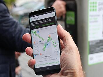 Münzen oder App: Mit beidem können  Autofahrer  in Forchheim nun Parktickets bezahlen.  Foto: Mirjam Stumpf