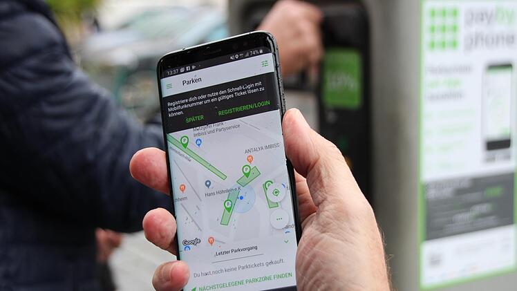 Münzen oder App: Mit beidem können  Autofahrer  in Forchheim nun Parktickets bezahlen.  Foto: Mirjam Stumpf