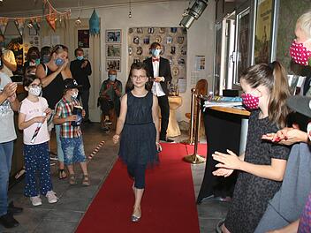 Unter Applaus schritten die jungen Stars den roten Teppich  entlang zur Premiere. Hier Mia-Sophia Diehm, deren Papa in mühevoller Kleinarbeit den Film aus unzähligen Einzelteilen zusammengesetzt hat.  Ralf Naumann