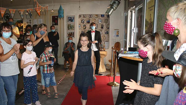 Unter Applaus schritten die jungen Stars den roten Teppich  entlang zur Premiere. Hier Mia-Sophia Diehm, deren Papa in mühevoller Kleinarbeit den Film aus unzähligen Einzelteilen zusammengesetzt hat.  Ralf Naumann