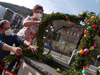 Gabriele Friedrich und ihr Mann Wolfgang schmücken den Brunnen vor dem Alten Rathaus in Bad Brückenau mit bunten Ostereiern. Fotos: Rebecca Vogt