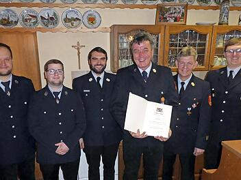 Robert Dinkel (3. v. r.) wurde mit dem Ehrenzeichen in Gold ausgezeichnet. Mit ihm freuen sich die Kommandanten (v. l.) Sebastian Amann und Julian Morgenroth, Kreisbrandmeister Benedikt Kannheiser sowie (v. r.) B&uuml;rgermeister Michael Senger und Kre...