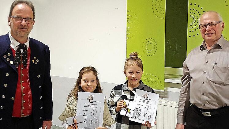 Verabschiedet wurde Wolfgang Hefner als 1. Vorsitzender (noch kommissarisch weiter im Amt), geehrt wurden Ella Pfennig und Paula M&uuml;ller. Mit im Bild Elmar Brehm (stellvertretender Vorsitzender S&auml;ngergruppe Bad Kissingen)