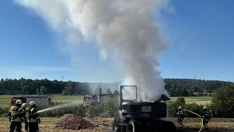 Schl&uuml;sselfeld: Arbeiter merkt Dampf - pl&ouml;tzlich steht Bagger in Flammen