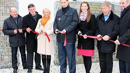Den symbolischen Startschuss für den neuen magischen Ort "Sonne, Licht und Feuer an der Mainschleife - Wein ergreift" geben Dr. Hermann Kolesch, Bürgermeister Peter Kornell, Landrätin Tamara Bischof, Staatsminister Dr. Markus Söder, Weinkönigin Melanie Dietrich, MdL Dr. Otto Hünnerkopf und Weinbauverbandspräsident Artur Steinmann.
