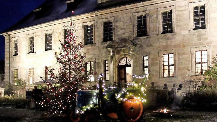 Wohlig anheimelnd empfing Schloss Hemhofen seine Adventsmarktbesucher. Fotos: Johanna Blum
