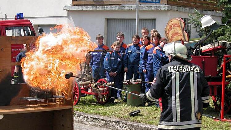 Feuerwehranwärter verfolgten den Löschversuch eines Fettbrands im Rahmen der Feier des 140-jährigen Bestehens vor zehn Jahren. Archivfoto: Klaus Oelzner