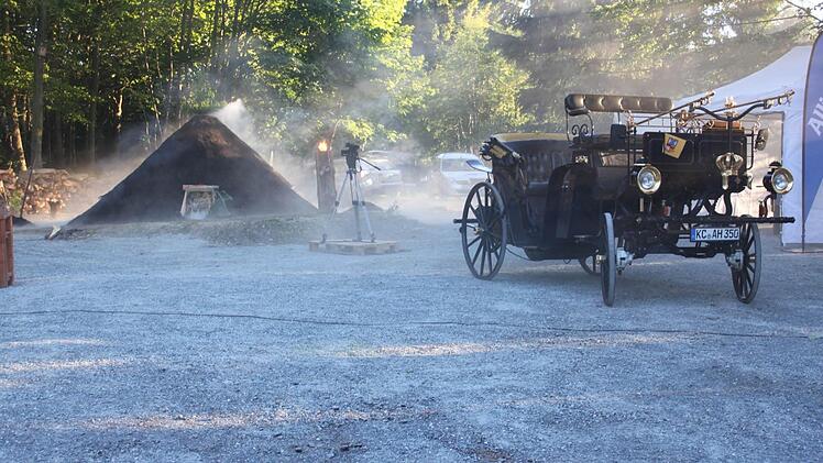 Köhlermeiler circa eine Stunde nach dem Entfachen Foto: Veronika Schadeck