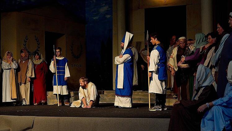 Jesus wird verspottet und geschlagen. Foto: Ratomir Radomirovic