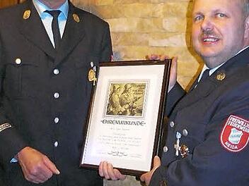 Zum neuen Ehrenmitglied wurde Edgar Schelhorn (links im Bild) durch den Ersten Kommandanten und Vorsitzenden Dietmar Ehrlicher innerhalb der Hauptversammlung ernannt. Foto: Karin G&uuml;nther