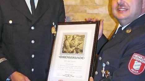 Zum neuen Ehrenmitglied wurde Edgar Schelhorn (links im Bild) durch den Ersten Kommandanten und Vorsitzenden Dietmar Ehrlicher innerhalb der Hauptversammlung ernannt. Foto: Karin G&uuml;nther