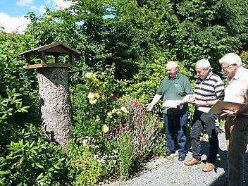 Die Kreisbewertungskommission mit Horst Heinlein, Herbert Reuther und Edgar Bärenz inspizierte 38 Gartenanlagen.  Foto: Gerd Fleischmann