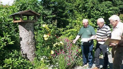 Die Kreisbewertungskommission mit Horst Heinlein, Herbert Reuther und Edgar Bärenz inspizierte 38 Gartenanlagen.  Foto: Gerd Fleischmann
