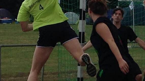 Caroline vom HC Forchheim stellte ihr Handball-Talent in den Reihen von "Bauernpower" unter Beweis.  Foto: Daniel Ruppert