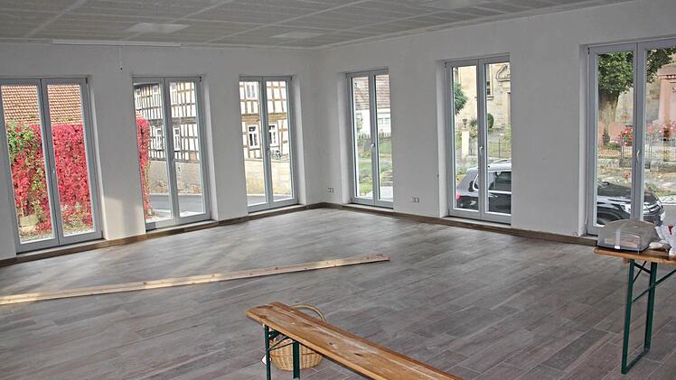 Dass es im großen Saal im Erdgeschoss hell und freundlich sein wird, mit Rundumblick nach außen, ist bereits zu erkennen. Der Raum ist mit einer Schallschutzdecke versehen. Foto: Helmut Will