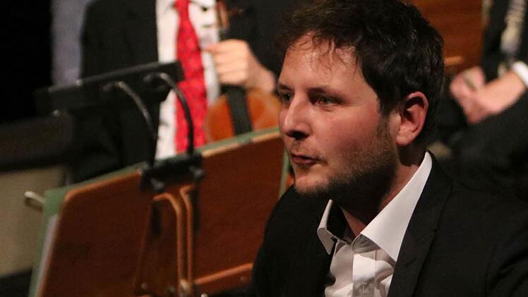 Junge Talente aus der Region und Profis des Philharmonischen Orchester musizierten zusammen beim "Concert for Kids" unter Leitung von Dominik Tremel im Landestheater Coburg. Foto: Jochen Berger