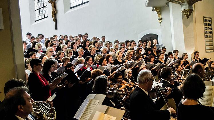 Robert Schumanns "Der Rose Pilgerfahrt" erklang beim Abschlusskonzert des Chorfestes Coburg in der Morizkirche. Foto: Jochen Berger