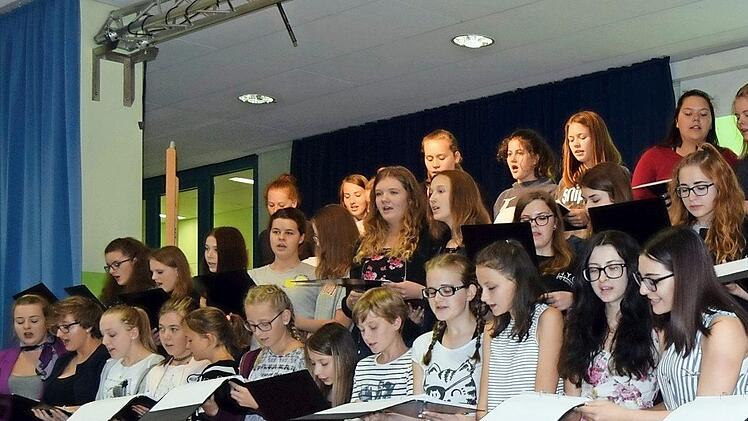 Der Schulchor begrüßte mit dem Song "Halleluja" von Leonard Cohen