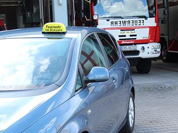 Nur wenige Aktive der Kulmbacher Feuerwehr nutzen Dachaufsetzer mit der Aufschrift "Feuerwehr im Einsatz". Der Grund: Die kleinen Schilder fallen beim Einsatz zu wenig auf. Symbolfoto: Anna-Lena Deuerling
