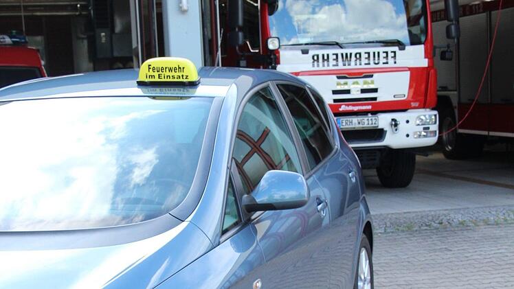Nur wenige Aktive der Kulmbacher Feuerwehr nutzen Dachaufsetzer mit der Aufschrift "Feuerwehr im Einsatz". Der Grund: Die kleinen Schilder fallen beim Einsatz zu wenig auf. Symbolfoto: Anna-Lena Deuerling