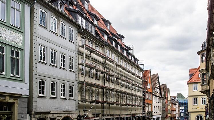 Eingerüstet derzeit das Coburger Ämtergebäude gegenüber der Ehrenburg. Der Grund. Die Fassade muss saniert werden.Foto: Jochen Berger
