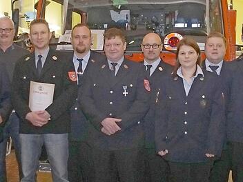 Den f&uuml;r Feuerwehrdienst geehrten Mitgliedern der Kleukheimer Wehr sprachen Zweiter B&uuml;rgermeister Hauke Petersen (3.&nbsp;v.&nbsp;l.), der Kommandant Johannes Dinkel (5.&nbsp;v.&nbsp;l.), Vorsitzender Andreas Lieb (6.&nbsp;v.&nbsp;l.) und Kreisbrandmeister Christian Schilder (5.&nbsp;v.&nbsp; r.) Anerkennung aus. Zweiter Kommandant Landvogt (rechts) wurde f&uuml;r 25 Jahre Dienst geehrt und in den Dienstgrad eines L&ouml;schmeisters erhoben. Foto: Mario Deller