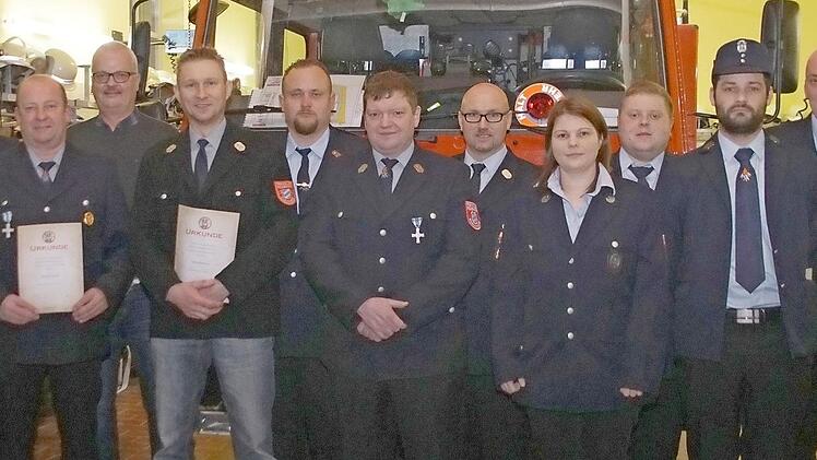Den f&uuml;r Feuerwehrdienst geehrten Mitgliedern der Kleukheimer Wehr sprachen Zweiter B&uuml;rgermeister Hauke Petersen (3.&nbsp;v.&nbsp;l.), der Kommandant Johannes Dinkel (5.&nbsp;v.&nbsp;l.), Vorsitzender Andreas Lieb (6.&nbsp;v.&nbsp;l.) und Kreisbrandmeister Christian Schilder (5.&nbsp;v.&nbsp; r.) Anerkennung aus. Zweiter Kommandant Landvogt (rechts) wurde f&uuml;r 25 Jahre Dienst geehrt und in den Dienstgrad eines L&ouml;schmeisters erhoben. Foto: Mario Deller
