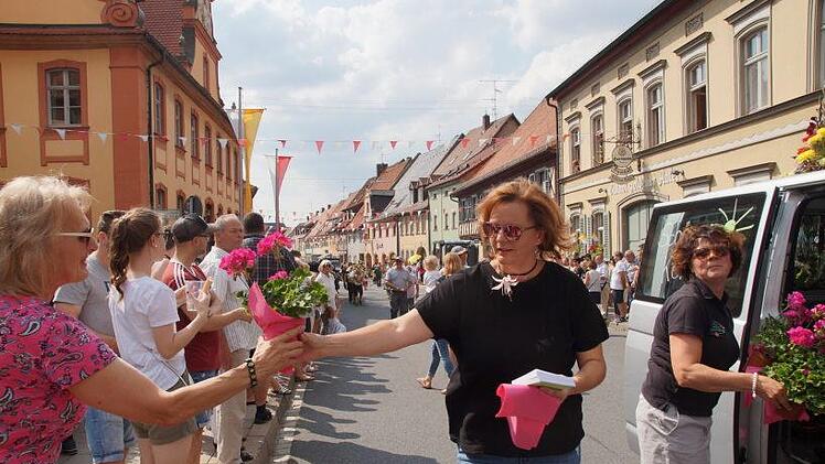 Die Gärtnerei Schmittinger verteilt Blumen.