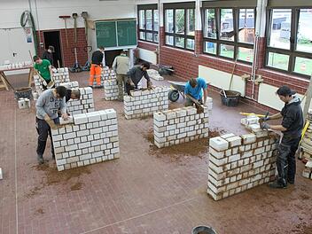 In dieser Halle im Lichtenfelser Lehrbauhof lernen gerade Maurerlehrlinge, wie man eine Wand hochzieht.