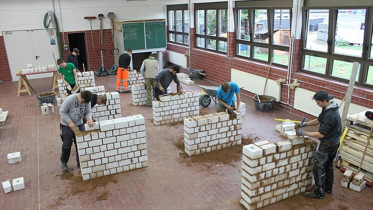 In dieser Halle im Lichtenfelser Lehrbauhof lernen gerade Maurerlehrlinge, wie man eine Wand hochzieht.