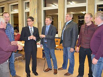 Schon vor dem Impulsreferat kommt man mit Mathias Effenberger (Dritter von links) ins Gespräch. Foto: Gabi Bertram